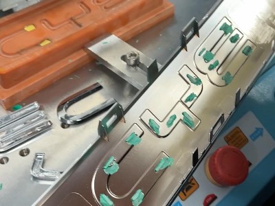 比亞迪車標焊接